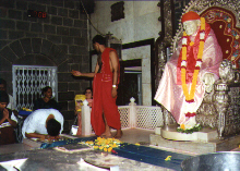 Guruji bowing down to Sai Baba at Shirdi